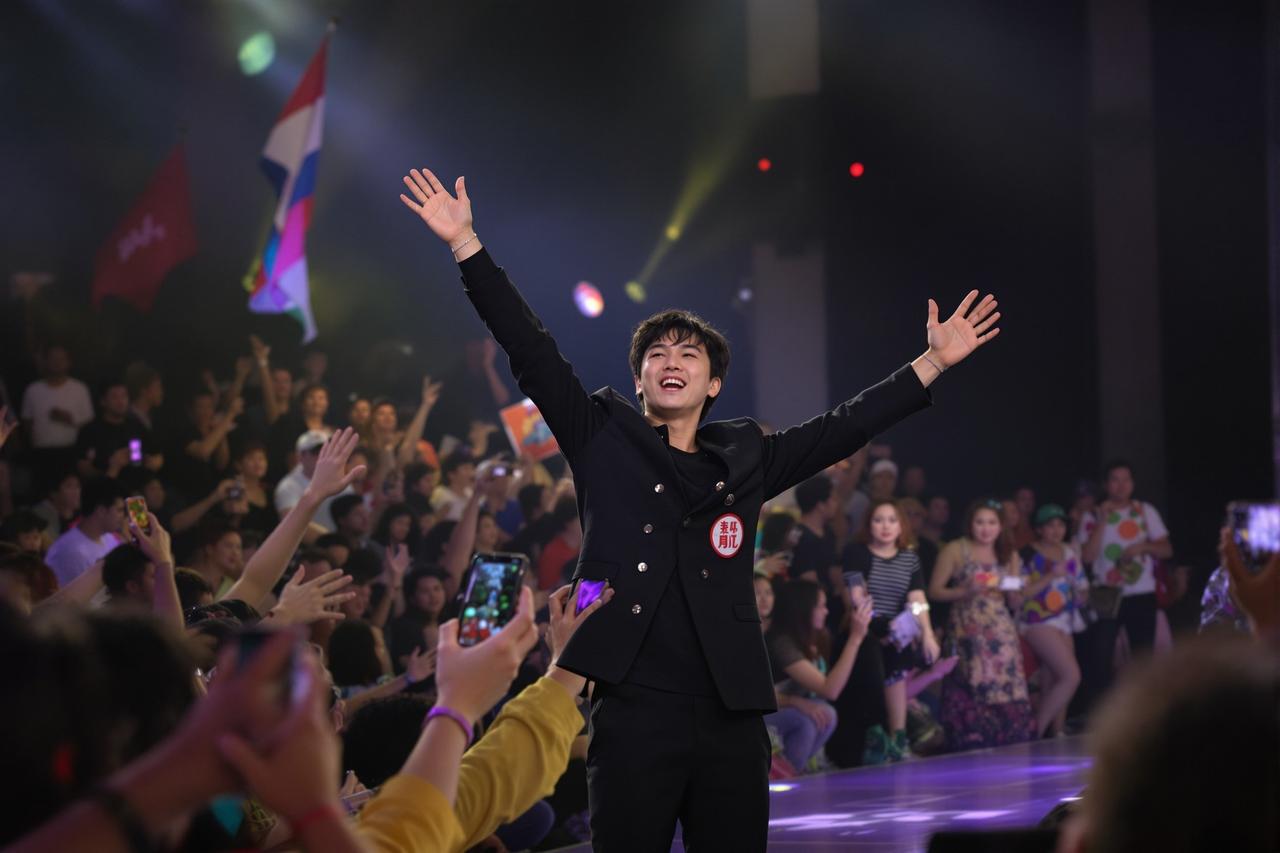 欧美在线播放影迷见面会圆满举行，万名粉丝热情参与