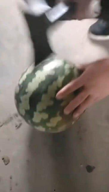 斧头砍人吃瓜,揭秘网络暴力背后的荒诞现实