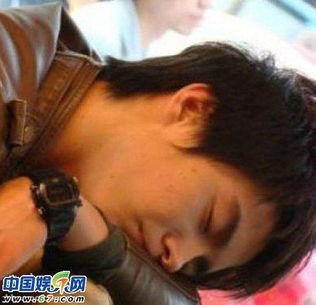 男明星睡觉图,温馨睡颜曝光，网友直呼心动